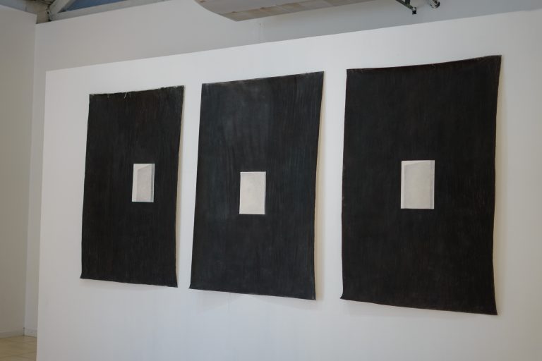Umbral , triptico , carbonilla sobre tela