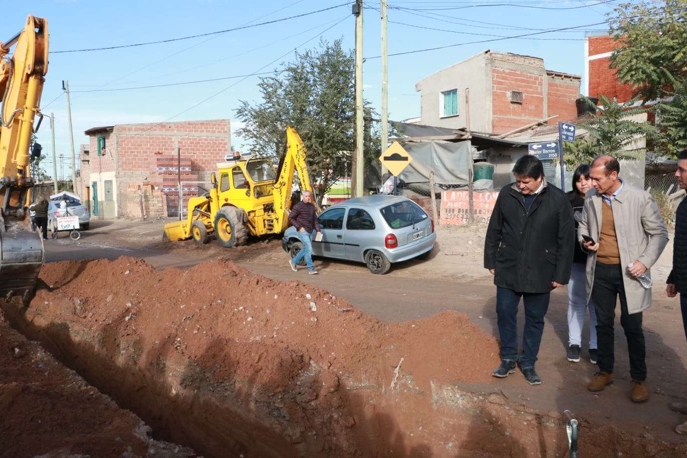 Gaido recorrió los avances de la obra de gas y cloacas en HiBePa y anunció el asfalto en Néstor Barros