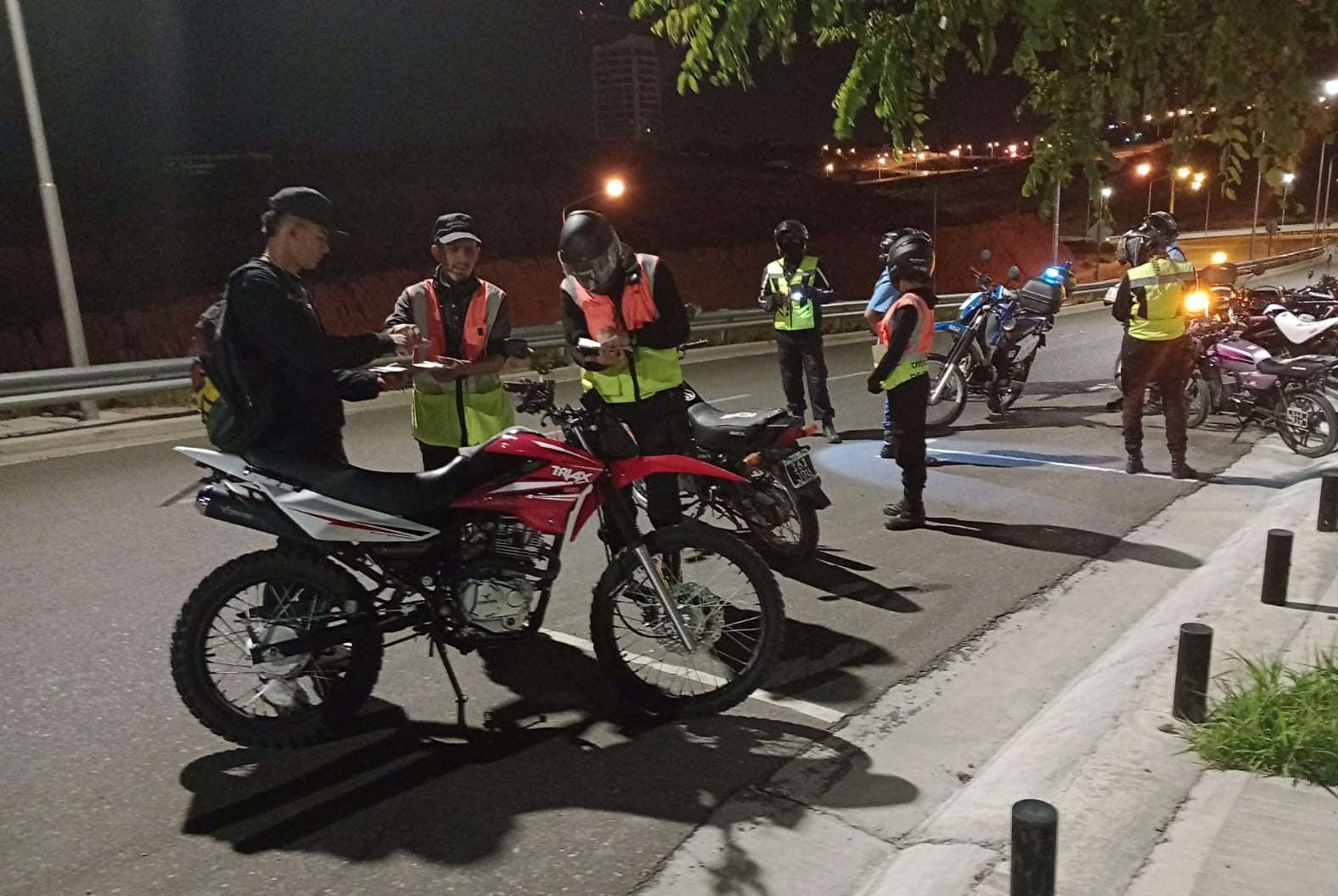 Inspectores evitaron que motociclistas corrieran picadas y fueron agredidos thumbnail