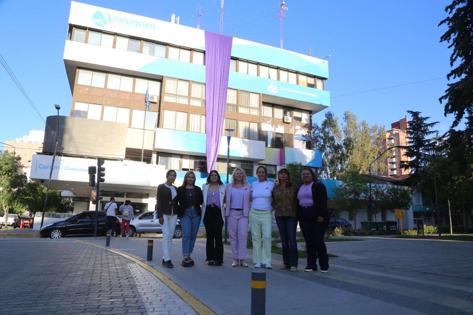 La bandera violeta permanecerá todo el día en la fachada del edificio municipal.