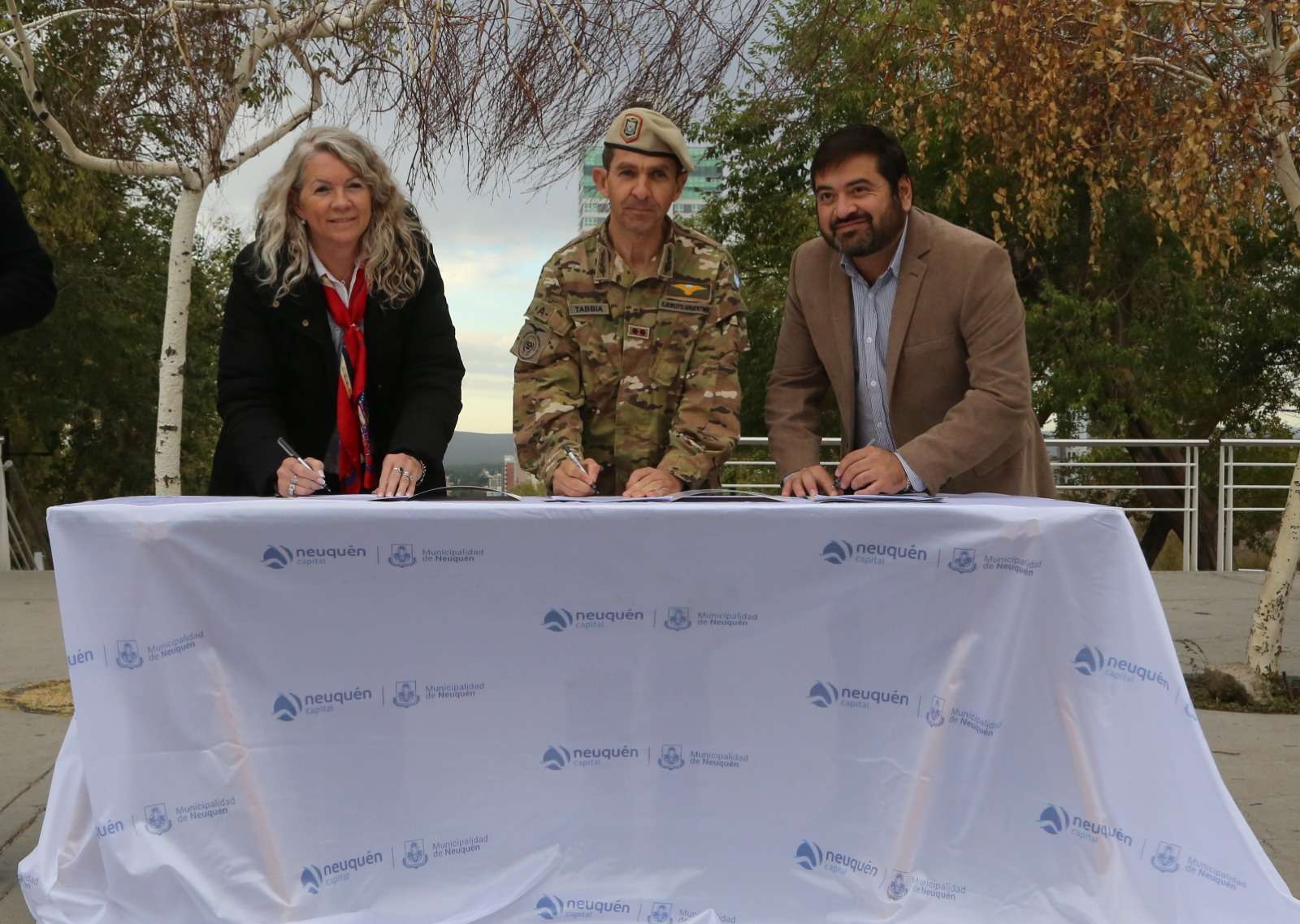 La Municipalidad firmó un convenio con el Ejército Argentino para dar acceso a lotes con servicios a personal de esta institución thumbnail