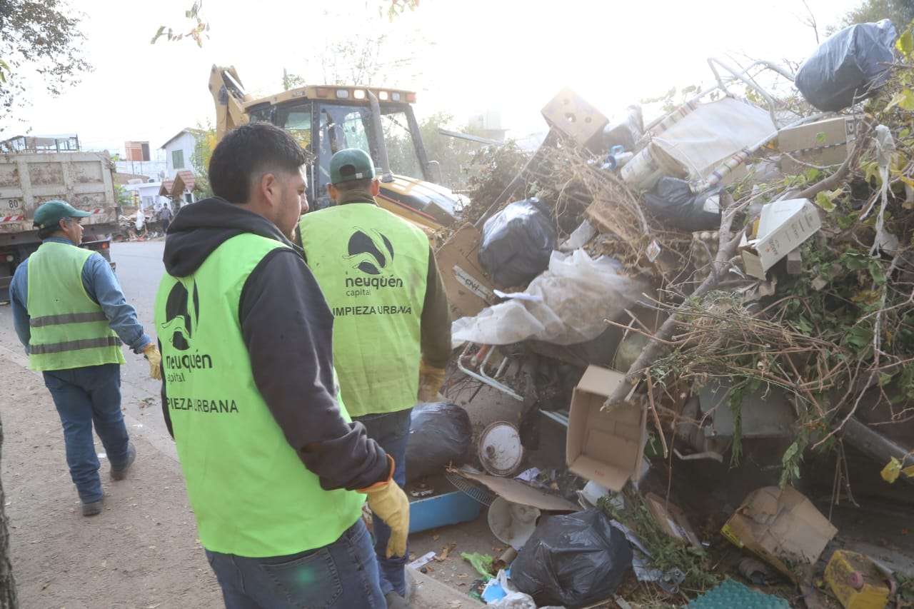 Puerta a Puerta se trasladó a Bouquet Roldán y Cumelén, y en lo que va del operativo se juntaron 67 toneladas de residuos thumbnail