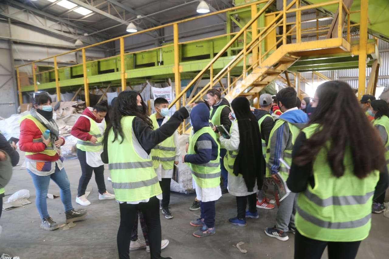 El Complejo Ambiental Neuquén recibió a 104 alumnos que aprendieron sobre separación de residuos y el cuidado del medioambiente thumbnail