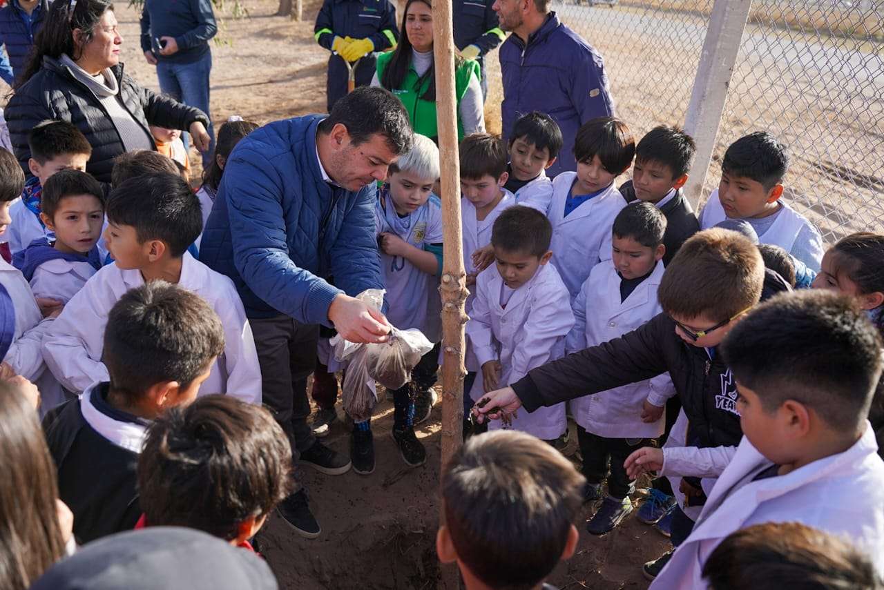 Chicos y chicas de la escuela N°175 aprendieron acciones de cuidado del medioambiente thumbnail