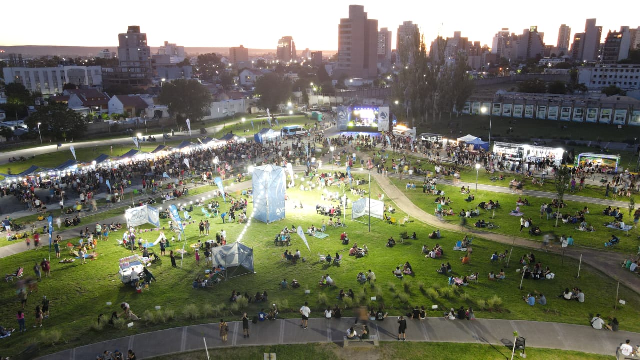 Confluencia de Cervezas: Más de 28 mil personas disfrutaron del festival en el Parque Jaime de Nevares thumbnail