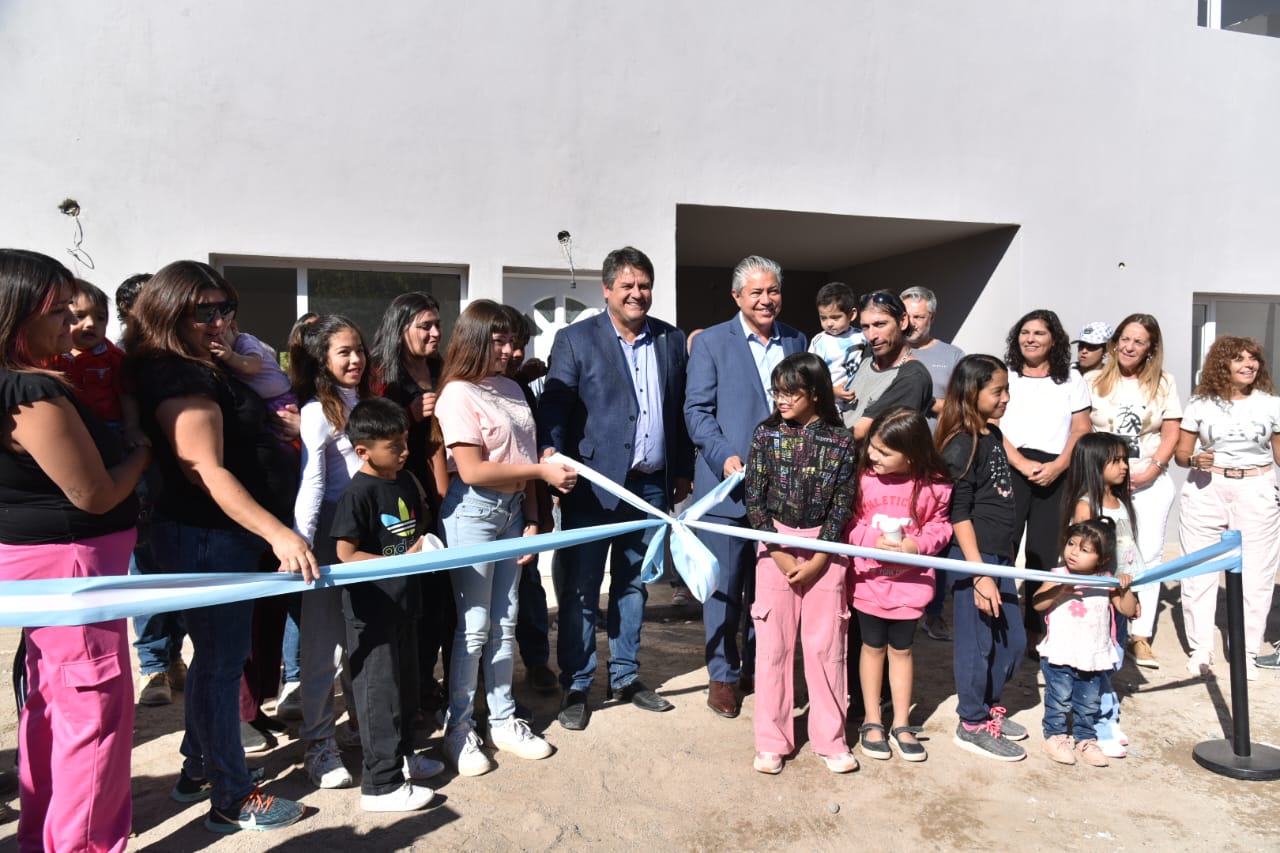Gaido, junto al gobernador, inauguró nuevas viviendas para familias que fueron reubicadas thumbnail