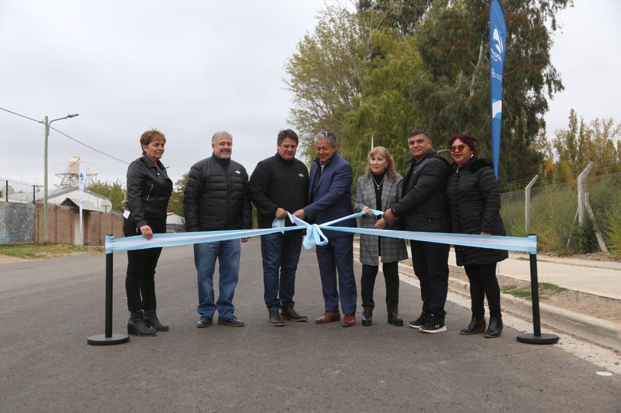 Gaido y Figueroa inauguraron 50 cuadras de asfalto y un puente en Valentina Sur Urbana thumbnail