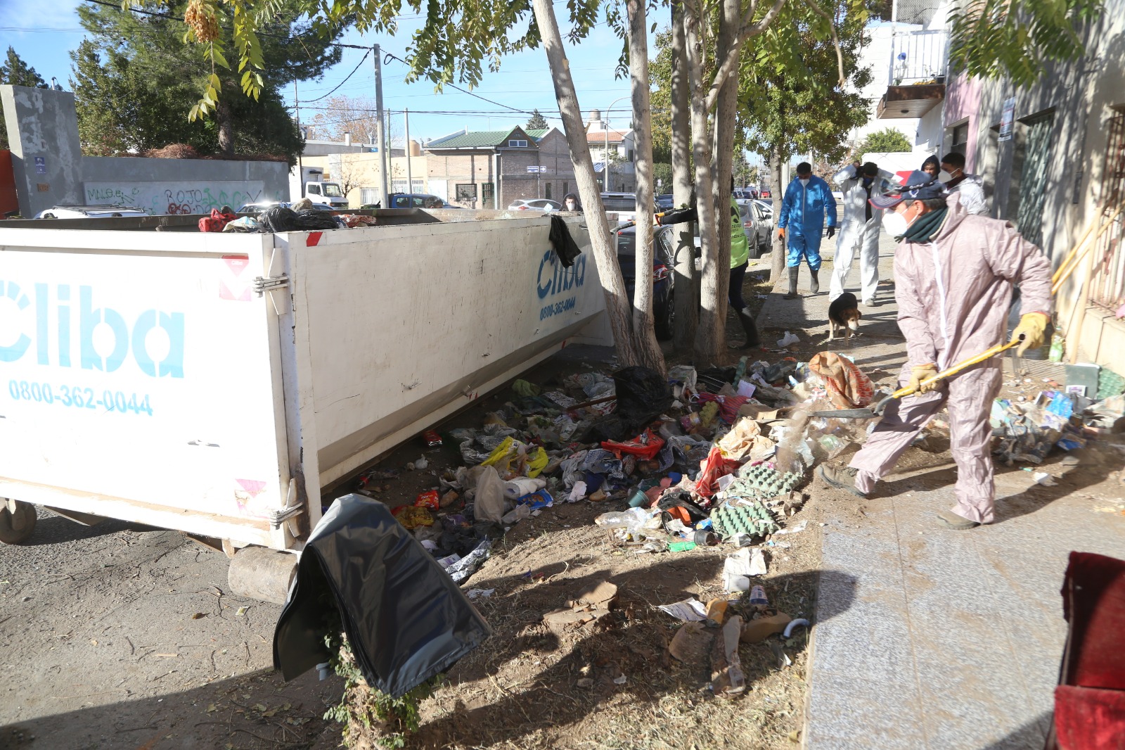 En un gran operativo sacan toneladas de basura acumulada dentro de una vivienda en el Bajo de la ciudad thumbnail