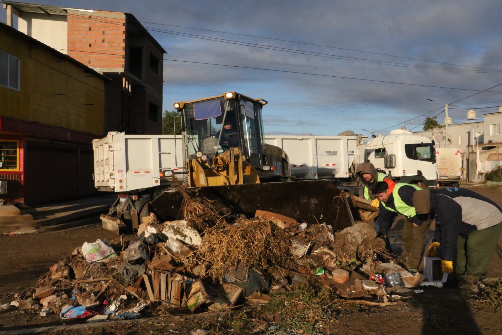 El operativo Puerta a Puerta ya recorrió 24 barrios recolectando residuos voluminosos thumbnail