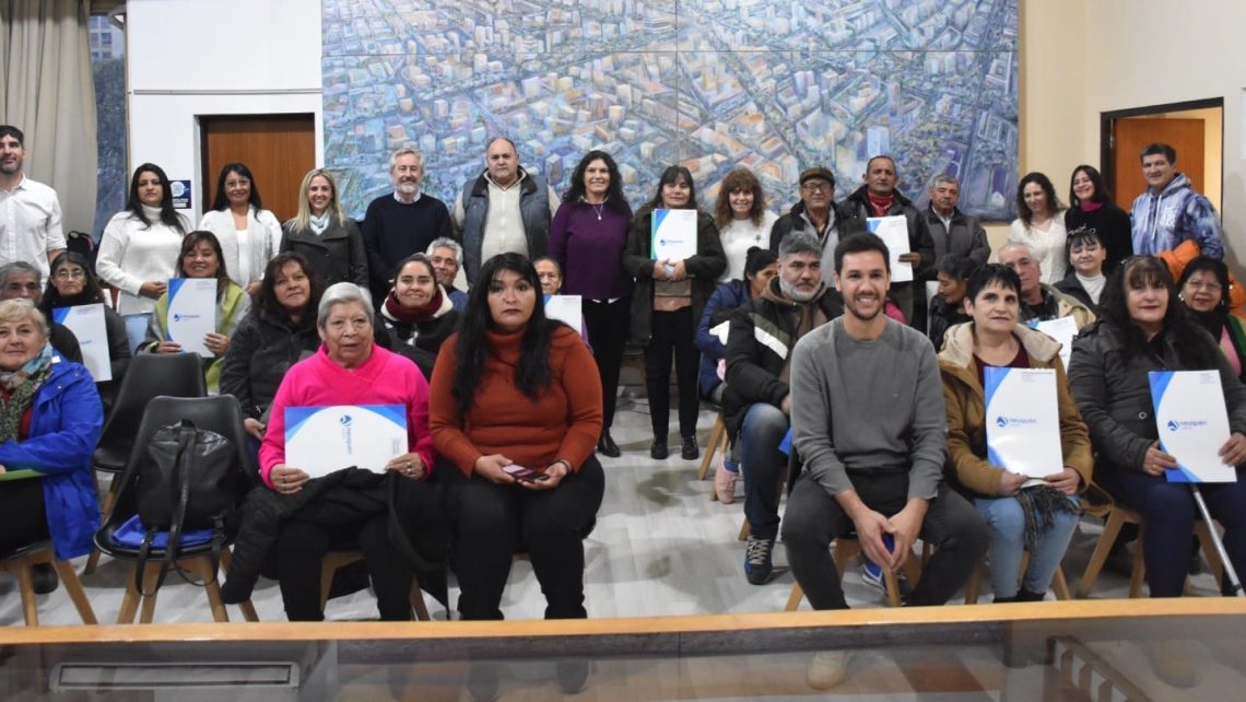 Todas las familias recibieron la documentación que les permitirá regularizar el lugar donde habitan. (Foto: Silvina Cardell)